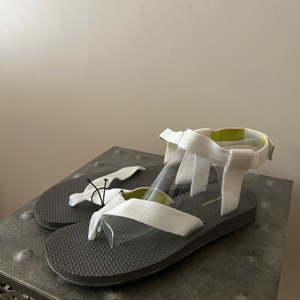New never worn(no tags) white Tek- Gear sandal size 5-6
